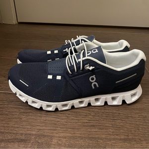 On Cloud navy blue running shoes